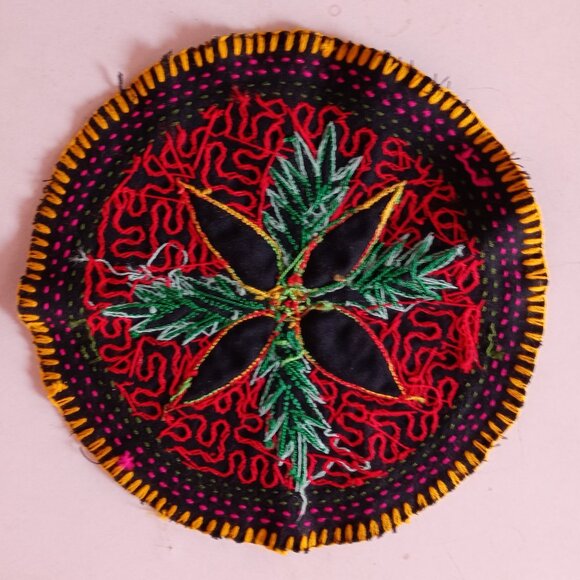 Hand-embroidered rug with multicolored flowers from the Amazon rainforest - Picture 8 of 9